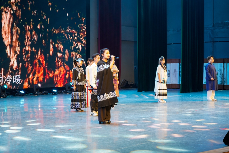 9、貴州民族大學國際教育學院配樂詩朗誦《山水貴客》。