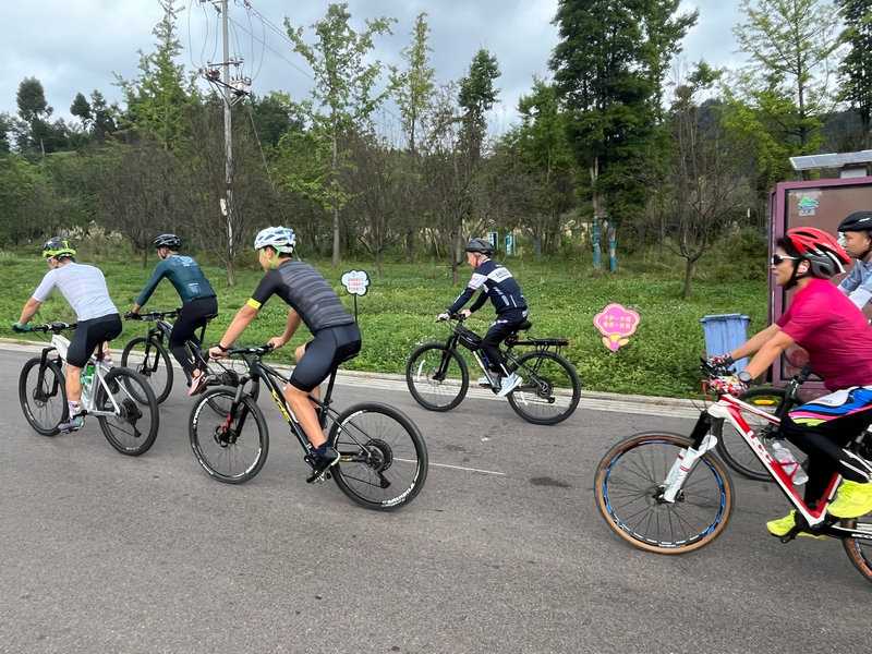 騎行愛好者穿梭于習水綠意間，暢享康養。謝永恒攝