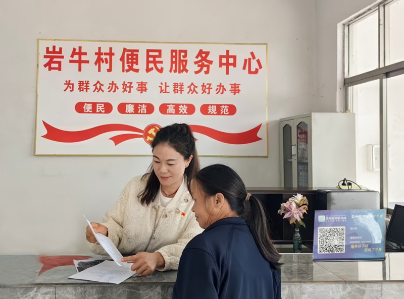 村民在現場辦理宅基地審批。