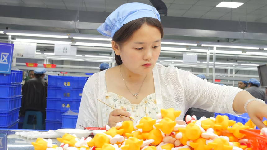 松桃孟溪強村富民工坊員工在給產品上色。朱子立攝