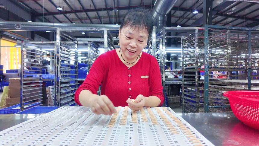 松桃孟溪強村富民工坊員工。朱子立攝