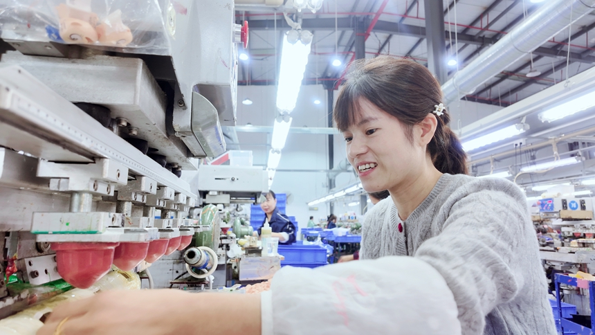 松桃孟溪強村富民工坊員工。朱子立攝