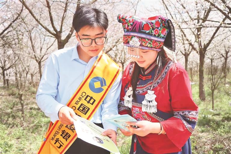 建行安順市分行走進西秀區黃蠟鄉櫻花園普及反詐知識。