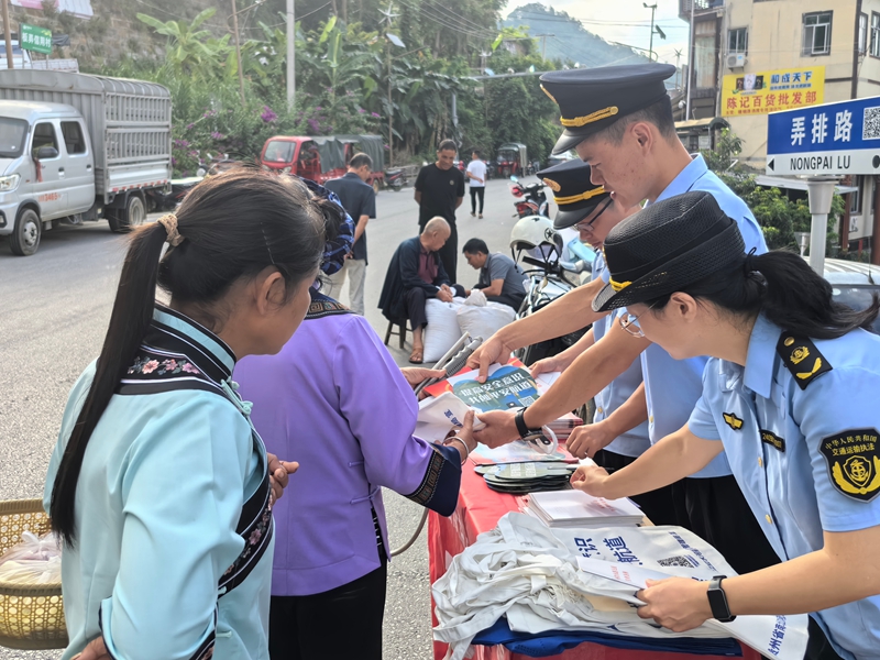 國慶期間，省南北盤江紅水河航道局工作人員在巖架鎮開展宣傳。陳林攝