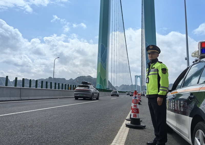 交通執法員在花江峽谷大橋值守。稅治攝