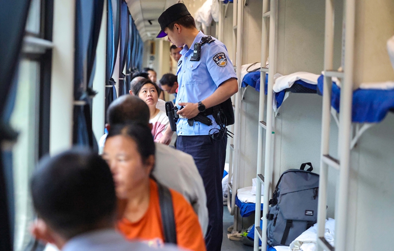 2025年10月15日，劉濤在K845次列車上向旅客進行安全提示.