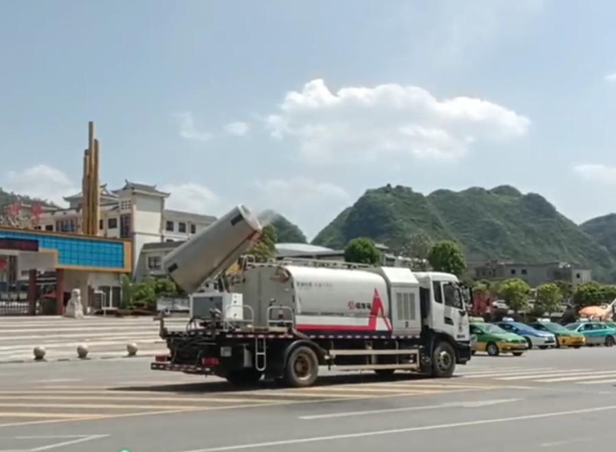 圖為日常開展道路揚塵治理工作。