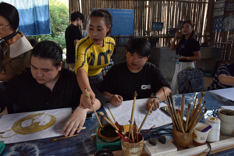 蠟染老師教學。