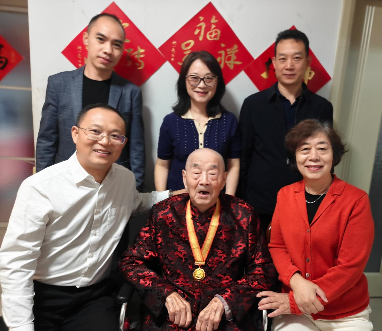 圖為黔西南州委老干部局慰問組慰問離休干部。