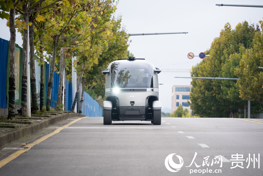 在貴陽街頭行駛的無人駕駛小巴。人民網記者 涂敏攝