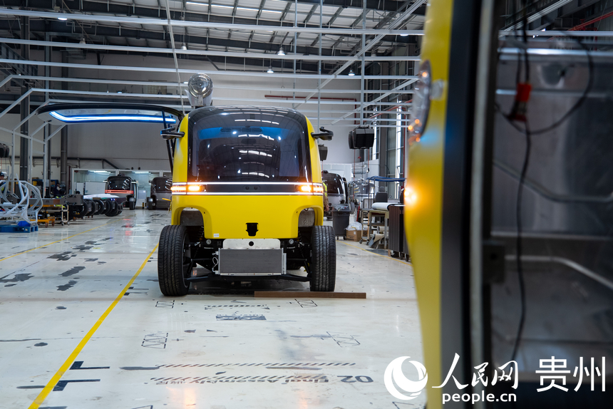 車間內正在生產的無人零售車。人民網記者 涂敏攝