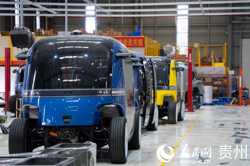 無人駕駛小巴生產車間。人民網記者 涂敏攝