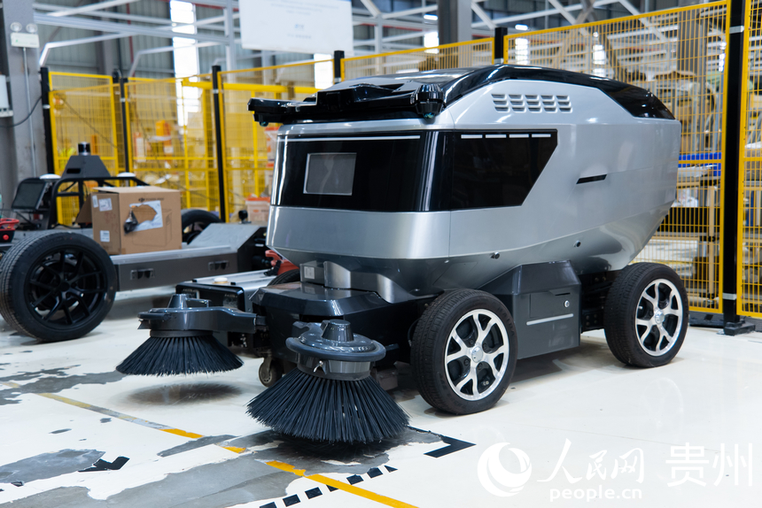 車間內展示的無人駕駛掃地車。人民網記者 涂敏攝