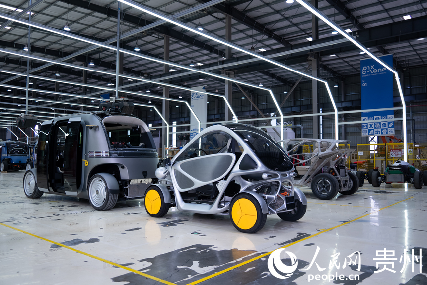 車間內的無人駕駛車輛半成品。人民網記者 涂敏攝