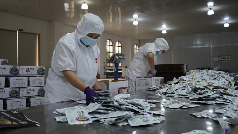 貴州獨山：泡菜企業加工忙 全力沖刺四季度 。