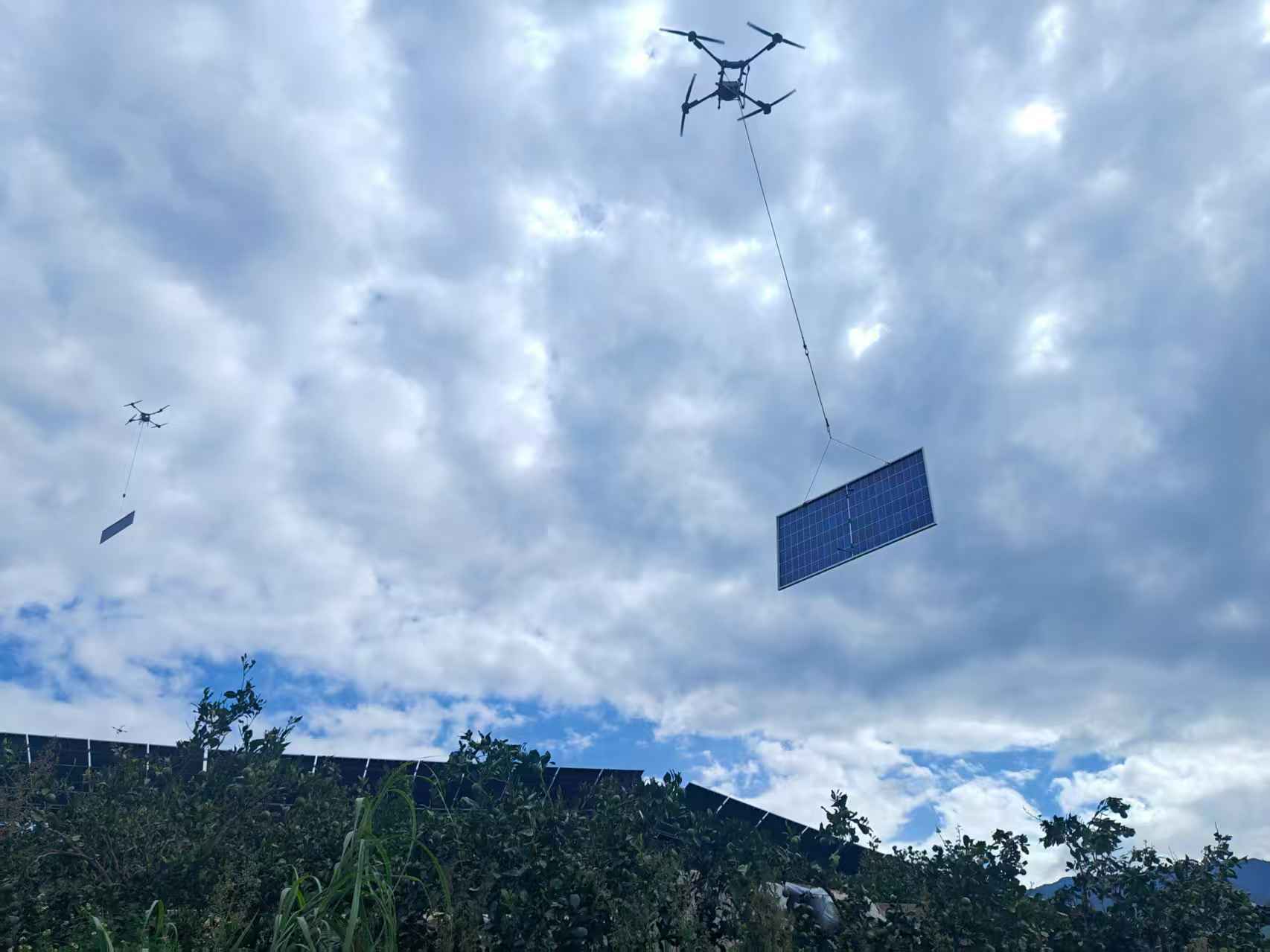 無人機安裝光伏板。