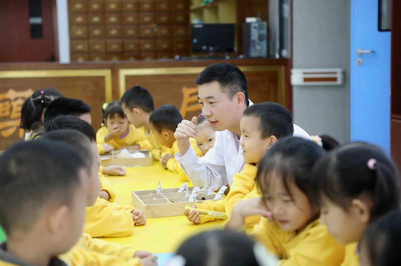 貴州省黔東南苗族侗族自治州施秉縣民族中醫院的醫生向縣第二幼兒園的小朋友們講解中醫藥知識。