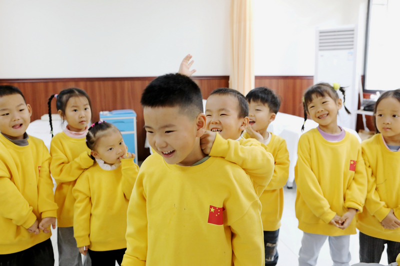 貴州省黔東南苗族侗族自治州施秉縣民族中醫院，縣第二幼兒園的小朋友在體驗中醫按摩。