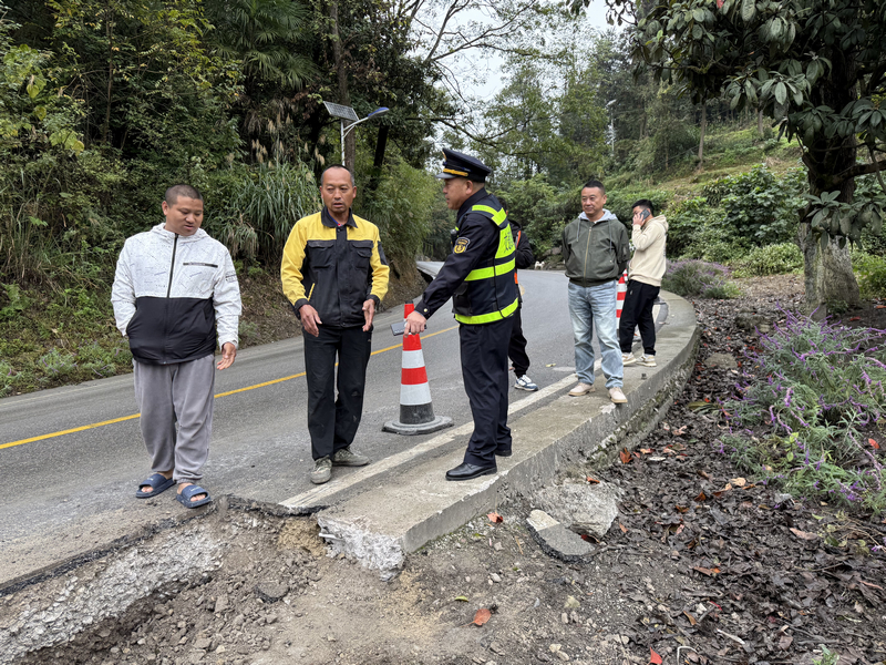 執法人員在現場開展協調工作。