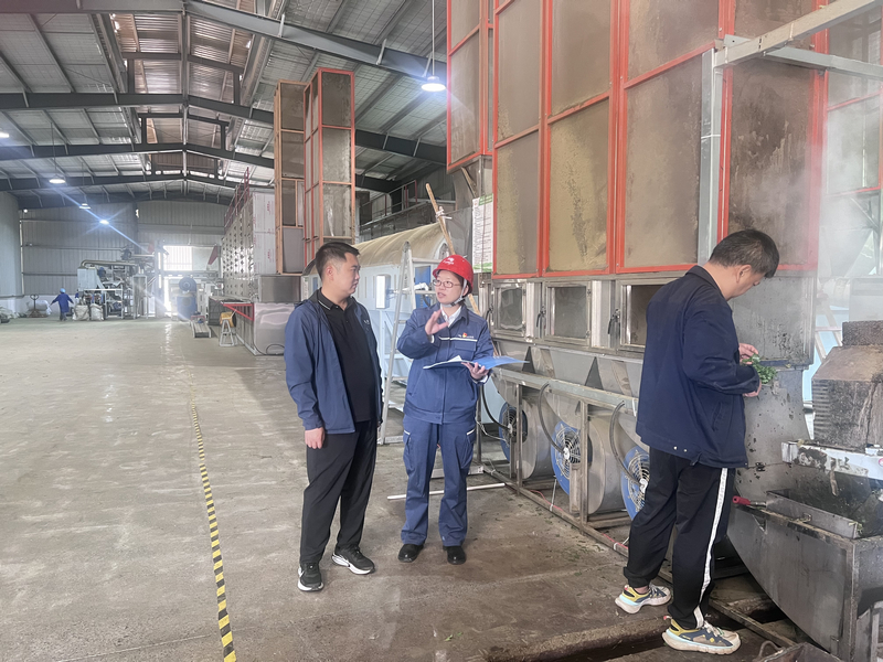 南方電網貴州畢節金沙供電局工作人員走訪轄區茶企，了解客戶用電需求。王敏攝