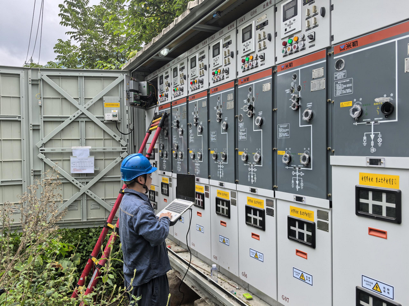 南方電網貴州遵義供電局工作人員開展配網自動化接入調試工作。楊邑攝