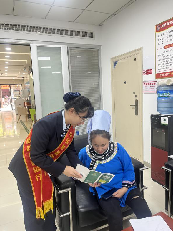 用水語服務群眾。