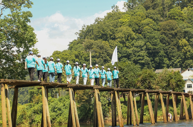 3、同學們行進在紅軍橋上。張浩 攝.jpg
