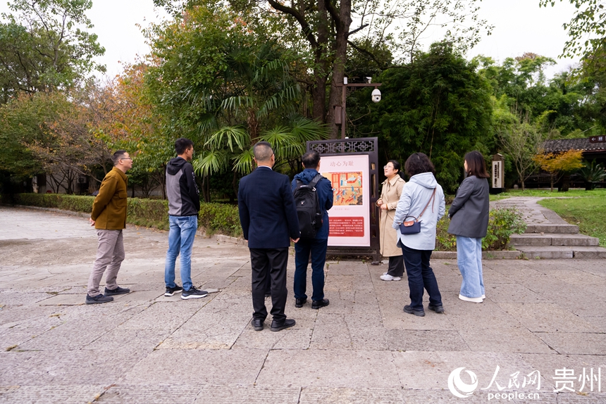 游客在文化院內參觀。人民網記者 涂敏攝