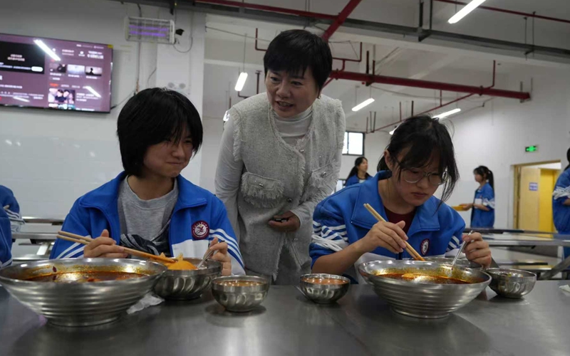 校長到食堂關注學生就餐情況。