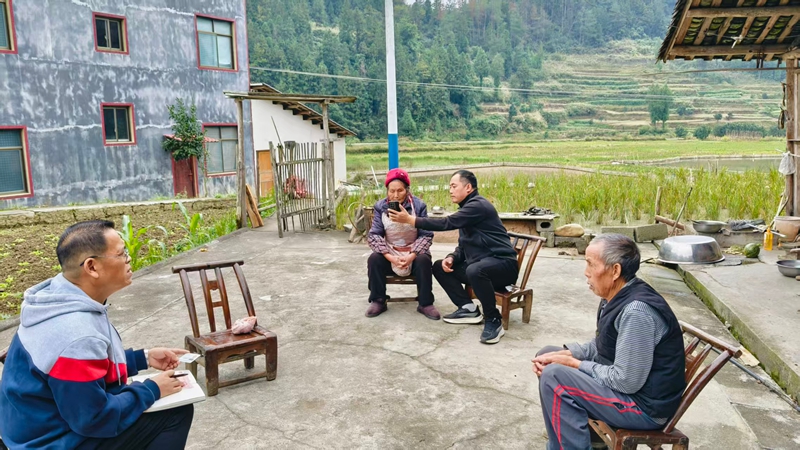 駐雞爪社區第一書記帶領村干部、駐村干部入戶為村民代繳2026年度城鄉醫療保險。