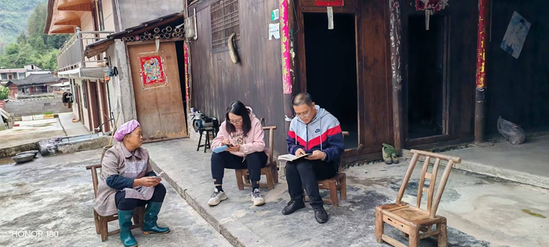 駐雞爪社區第一書記帶領村干部、駐村干部入戶宣傳2026年度城鄉醫療保險政策及繳費標準。