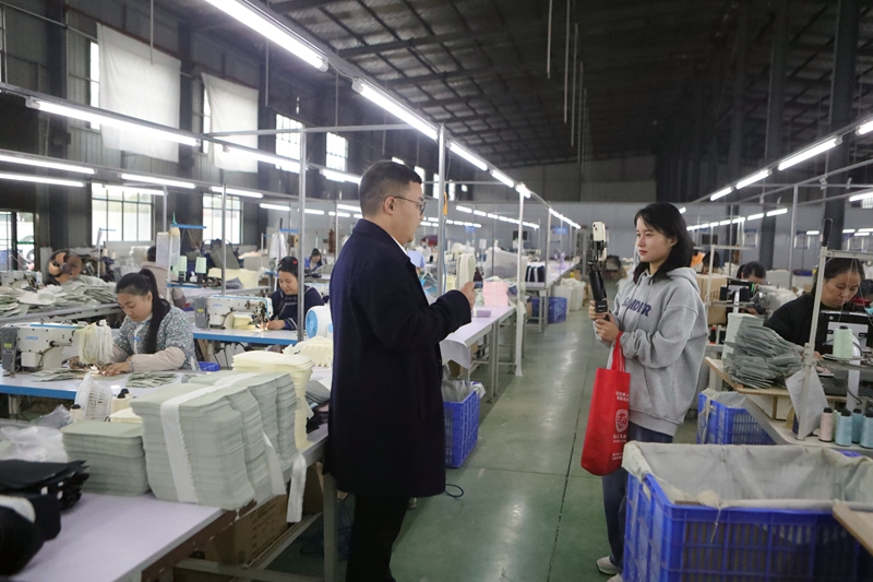 圖為:推薦官入企通過鏡頭現場帶崗(楊文舒 攝).jpg