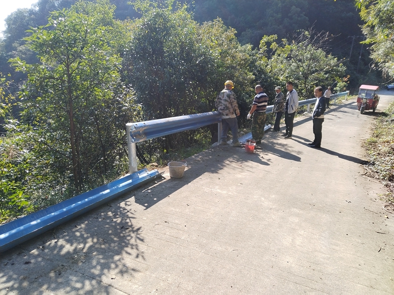 2 圖為護欄安裝現場