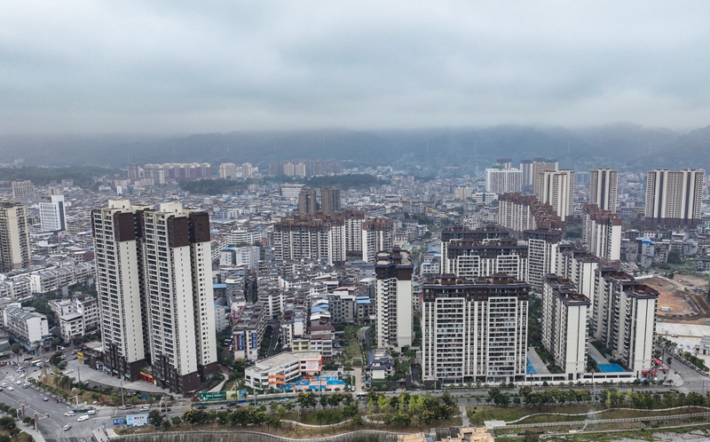 屋有優居 城有新顏  秋日清晨，鑒江兩岸的公園里，晨練的市民身影活躍，笑語盈盈；曾經斑駁的老舊小區如今煥然一新，樓體明凈、設施齊全，處處洋溢著幸福生活的氣息……【詳細】