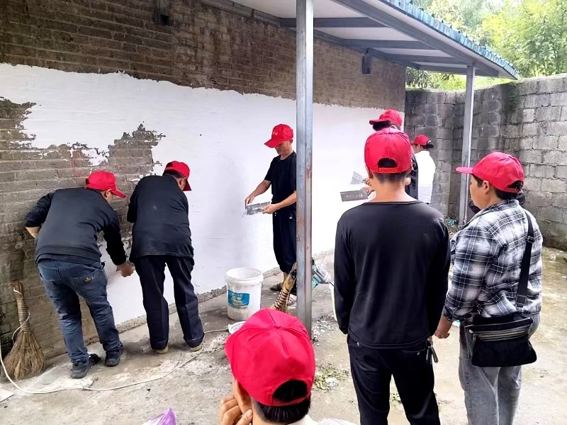 白泥鎮開展東西部勞務協作墻面涂刷培訓.jpg
