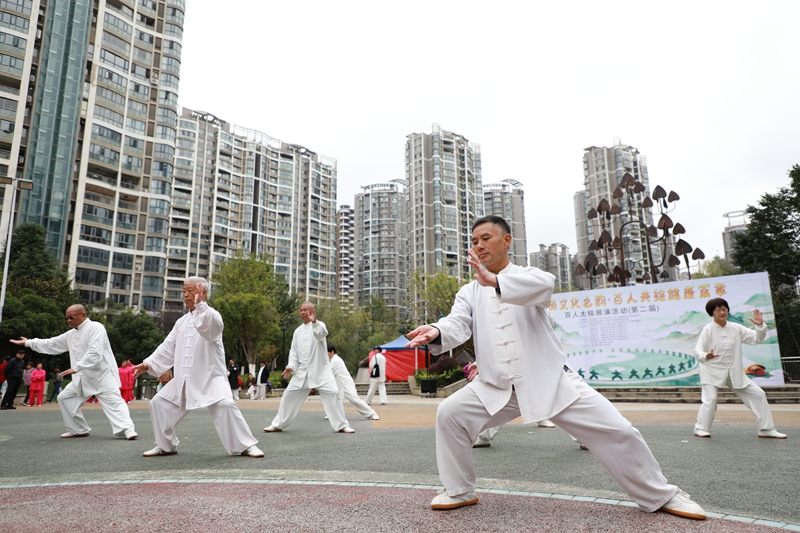 2 、百人太極展演活動現場。觀山湖區融媒體中心供圖