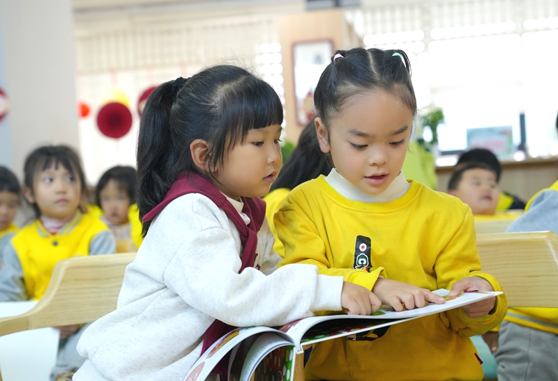 貴州平壩：“童萌閱讀匯”歡樂啟幕 萌娃樂享繪本閱讀新體驗。