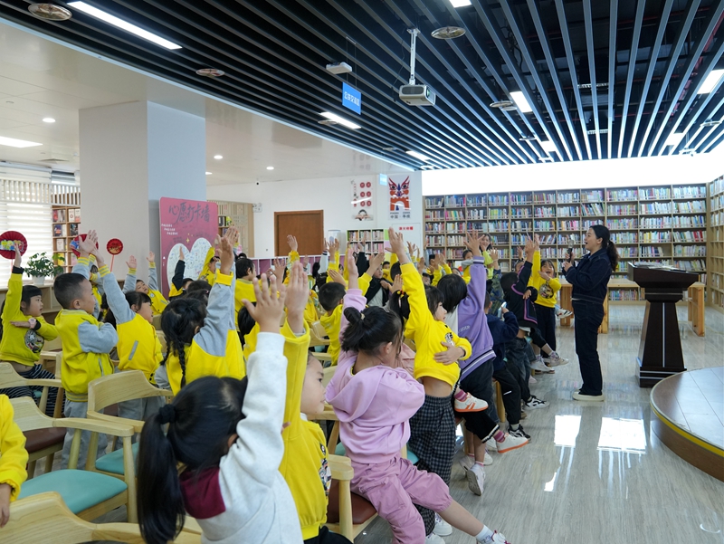 貴州平壩：“童萌閱讀匯”歡樂啟幕 萌娃樂享繪本閱讀新體驗。