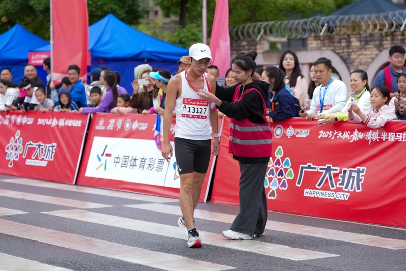 志愿者服務清鎮半馬。