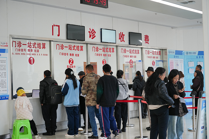 就診患者進行一站式結算。胡璐攝