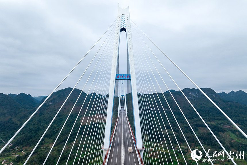 航拍平塘特大橋。人民網記者 涂敏攝