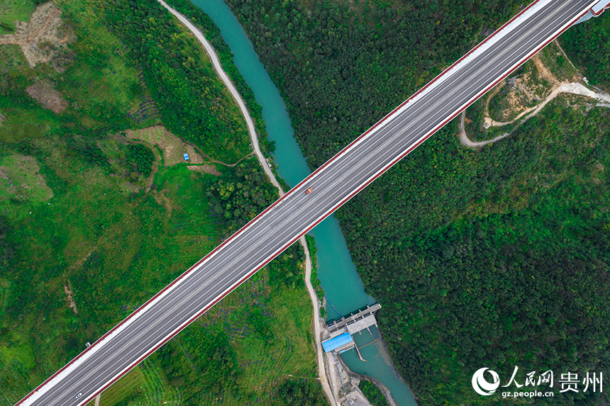 車輛從橋上駛過。人民網記者 涂敏攝