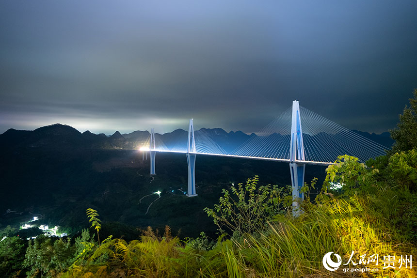 夜色中的平塘特大橋。人民網記者 涂敏攝