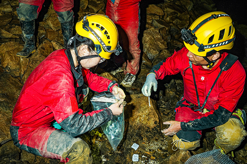 科考隊深入洞穴。