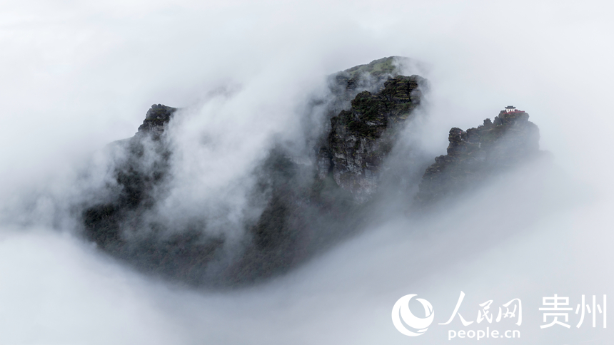 云霧彌漫的梵凈山巔。人民網記者 涂敏攝