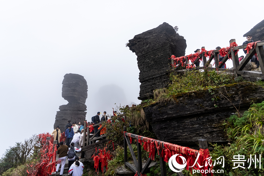游客在梵凈山景區游覽。人民網記者 涂敏攝