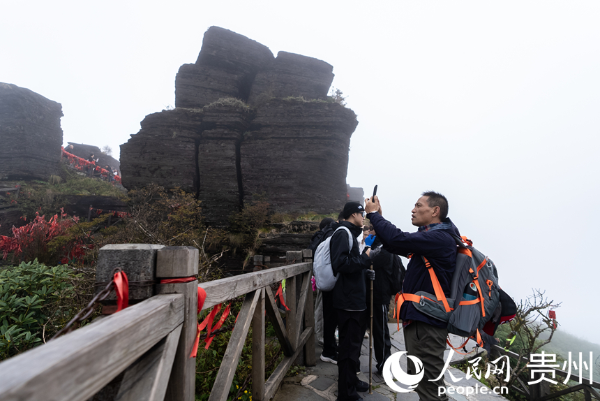 游客在梵凈山景區游覽。人民網記者 涂敏攝