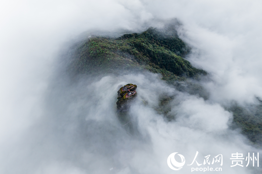 云霧彌漫的梵凈山金頂。人民網記者 涂敏攝