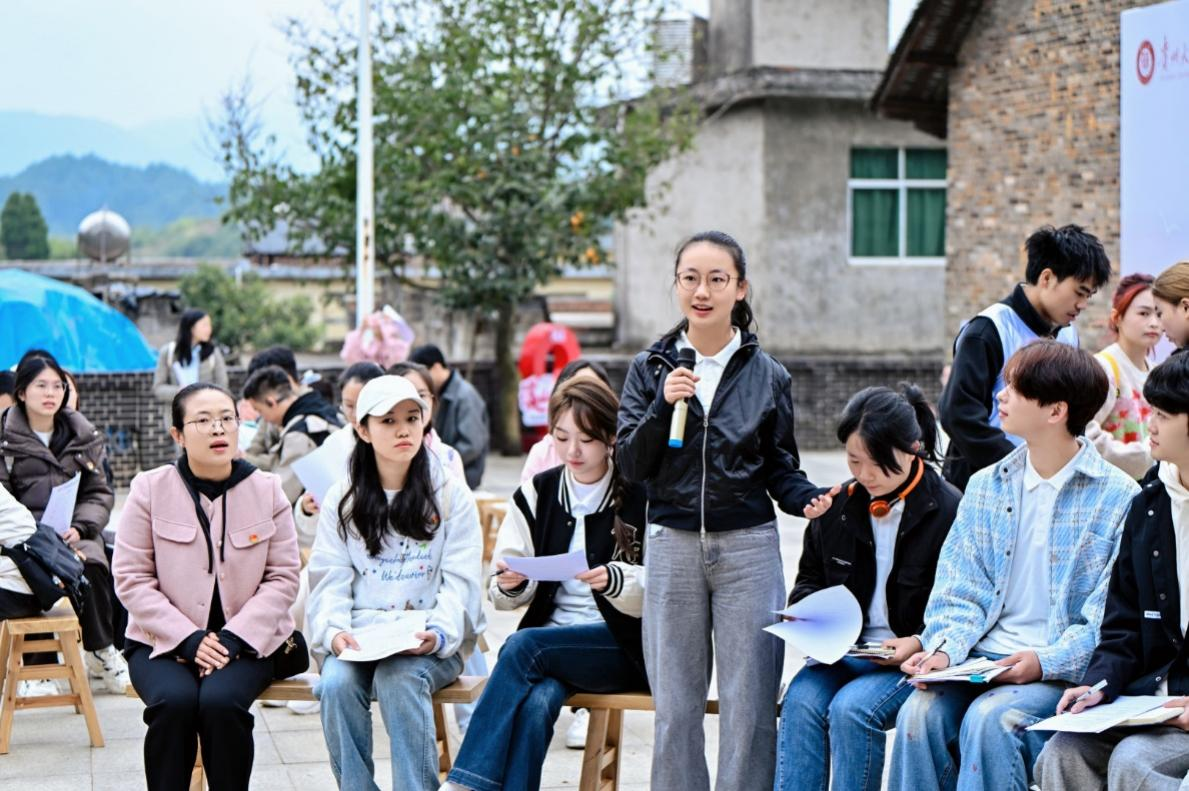 圖為“文化種子”團隊隊長趙歡歡介紹文化空間重塑思路。貴州大學供圖