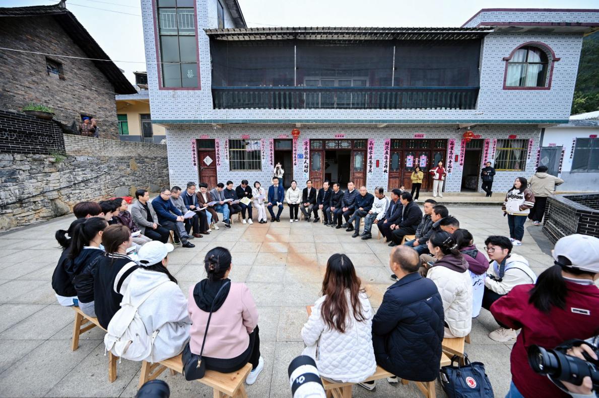 圖為貴州大學師生和村民召開懇談壩壩會。貴州大學供圖